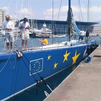 V Cannesu so  Esimit Europa 2  (nekdanjo novozelandsko Alfa Romeo 2) zadnje dni  še urejali za današnji krst