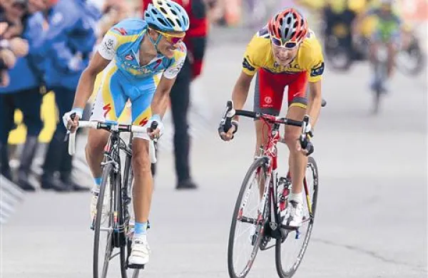 Tačas najboljši kolesar na svetu Alberto Contador (levo) se na vzponu na Alpe d'Huez ni uspel otresti Janija Brajkoviča 