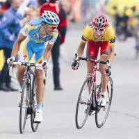 Tačas najboljši kolesar na svetu Alberto Contador (levo) se na vzponu na Alpe d'Huez ni uspel otresti Janija Brajkoviča 