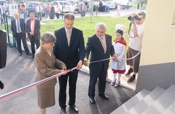 Trak so prerezali (z leve) ravnateljica Branka Špende Mandić, minister Igor Lukšič in župan Anton Šenkinc