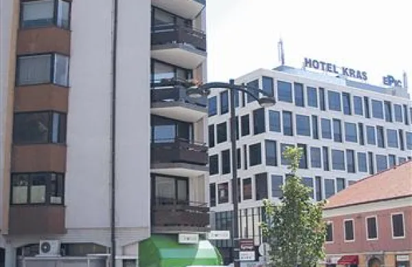 Tudi na novem hotelu Kras stojijo bazna postaja in antene za mobilno telefonijo