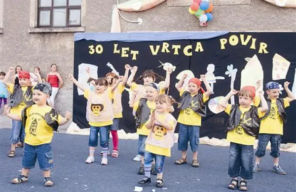 Malčki so okroglo obletnico praznovali s pesmijo in gibanjemi