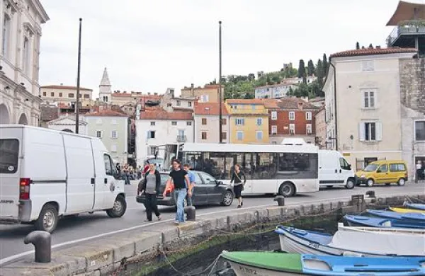 Kljub v povprečju večjemu redu, pa pri Tartijinjevem trgu še vedno nastaja tudi takšen prometni kaos