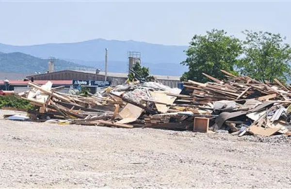 Ostanki koprskega stadiona so začasno mesto našli kar na deponiji na Srminu