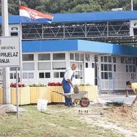 Pripravljalna dela za odstranitev korit in postavitev zapornic na Evropski poti Joška Jorasa, ki so potekala leta 2008