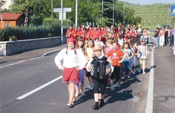 Prenovljeno cesto so uradno odprli s povorko otrok, pihalnega orkestra in domačinov
