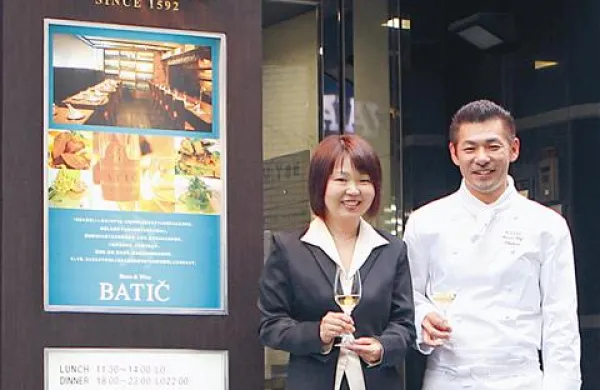 Weahara s soprogo Minaki pred svojim bistrojem Batič v Tokiu