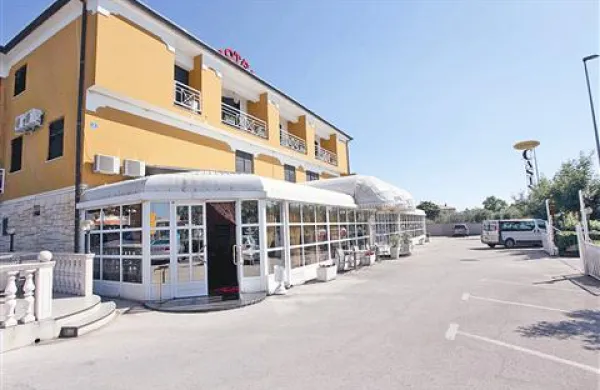 V petek zvečer so pred casinojem Zephyr na Plovaniji padli streli. Na muhi strelcev naj bi se znašla Koprčan Danijel Č. in Gjin Z. iz Umaga, prerešetali pa naj bi tudi Koprčanov mercedes.