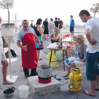 Receptu, kako pripraviti okusne pedoče, so mimoidoči z veseljem prisluhnili
