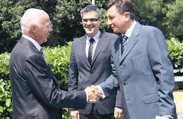 Premierja Boruta Pahorja (desno) in ministra Dorijana Marušiča (na sredini) je pred SBI pozdravil začasni direktor Jani Dernič (levo) 