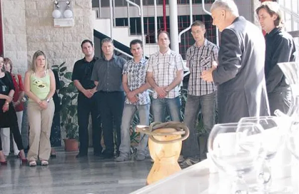 Profesor Kogoj in asistent Koncilija (desno) sta zadovoljna z dosežki prve generacije