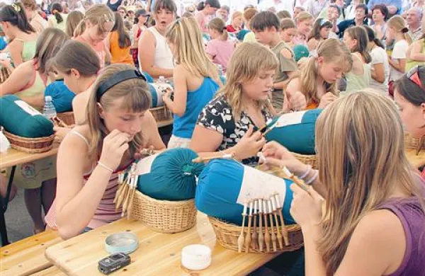 Državno tekmovanje v klekljanju ostaja magnet festivala 