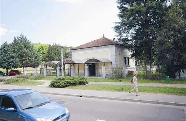 Po letu dni je bilo KS dovolj čakanja in je nekdanjo kapelico oddala gostincu