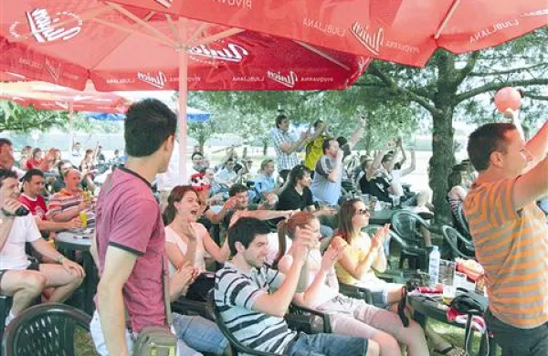 Dogajanje je tudi na Goriškem trenutno “podrejeno”  nogometu. Na Gas poletju, na primer,   množično navijajo v navijaškem centru Valterja Birse in Tima Matavža