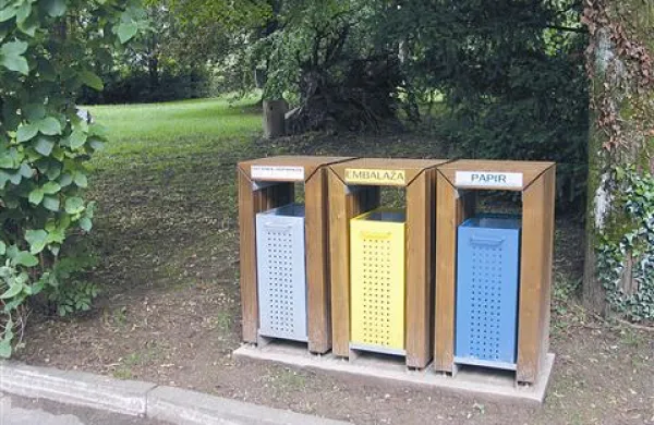 V parku Srednje gozdarske in lesarske šole so postavili lepo oblikovane smetnjake za ločevanje odpadkov