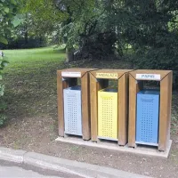 V parku Srednje gozdarske in lesarske šole so postavili lepo oblikovane smetnjake za ločevanje odpadkov