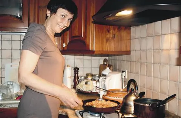 Ingrid Kašca Bucik za domačim štedilnikom