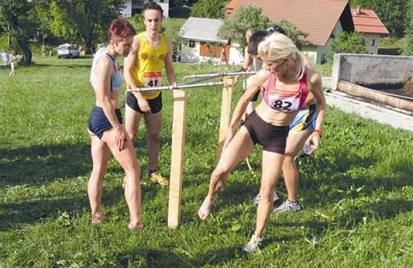 Aleksandra Fortin (ŠD Nanos, desno) si je tako čistila odrgnino, ki jo je skupila pri padcu na obratu na najnižjem delu proge. A je vseeno s tretjim mestom prišla v reprezentanco. Levo od nje je drugouvrščena Valerija Mrak z Gorenjske, ki teče za AD Posočje.