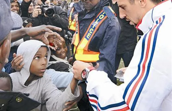 Francozi  Franck Ribery, ki je prvo tekmo bil skoraj neviden,  je delil avtograme južnoafriškim otrokom     