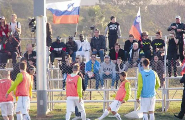 Za slovenske reprezentante na odprtih treningih v Hyde parku navijajo tudi domačini in to s slovensko trobojnico v roki