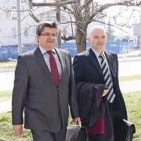 Peter Mahnič (levo) z odvetnikom Boštjanom Penkom