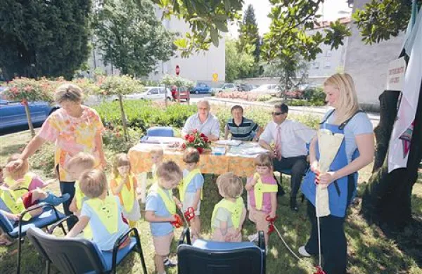  Organizatorje   v rožnatem parku ob stavbi društva so  obiskali novogoriški malčki 