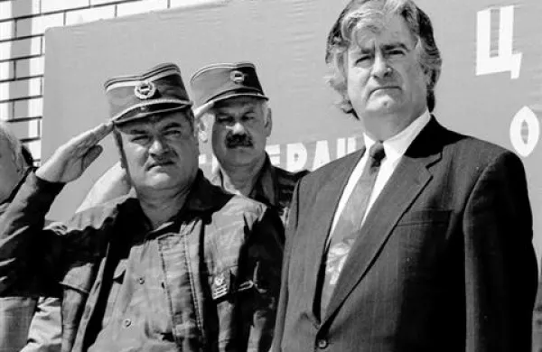 Ratko Mladić (levo) in Radovan Karadžič v Banja Luki leta 1995