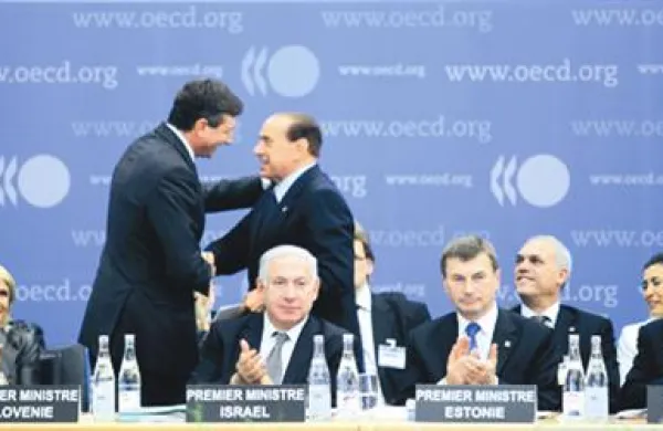 Pahor z Berlusconijem pripravlja re&scaron;itev za terminale