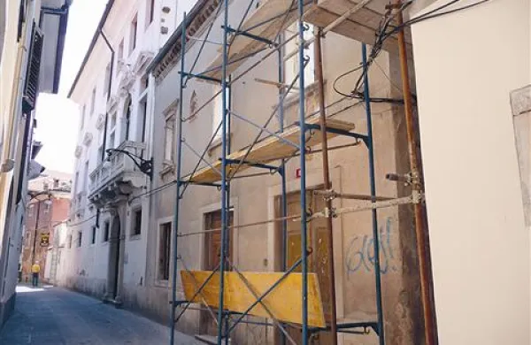 Po večkratnih prekinitvah raziskav bodo skelet stavbe ob palači Gravisi v koprski Ulici OF znova zasedli strokovnjaki, ki bodo preverili kakovost zidov in morda odkrili zanimive poslikave  