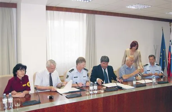 Za večjo varnost na Krasu si prizadevajo (z leve): vodja službe Občinske inšpekcije in redarstva Silvana Zadel,   Matija Potokar, komandir Policijske postaje Sežana Jože Muhič,  Davorin Terčon,  Zvonko Benčič - Midre in komandir Policijske postaje Kozina Marjan Pelko