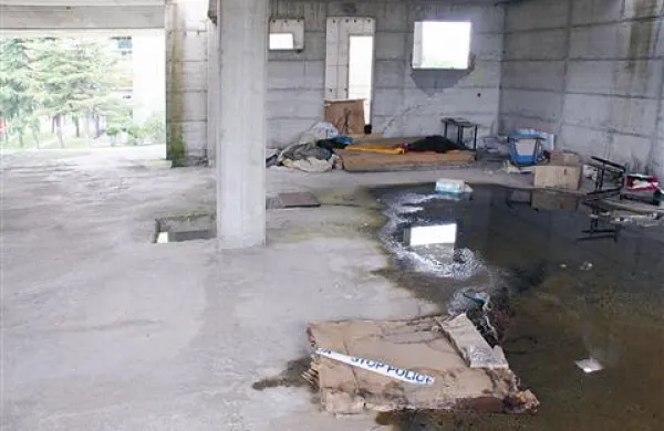 V drugem nadstropju hiše strahov so še ostanki zasilnega prebivališča brezdomcev