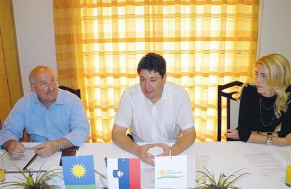 Turk (v sredini) je vodja nove svetniške skupine in kandidat za župana
