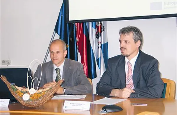 Vodja LPC Pivka Janko Boštjančič (levo) in pivški župan Robert Smrdel