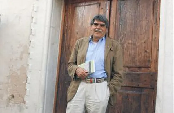 Marino Vocci pred vhodom v Manziolijevo palačo v Izoli