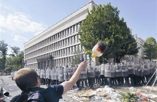 Nedavni nasilni protest študentov proti “malemu delu” pred poslopjem parlamenta v Ljubljani