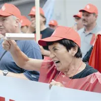 Glasen protest Zveze svobodnih sindikatov Slovenije pred vladnim poslopjem 