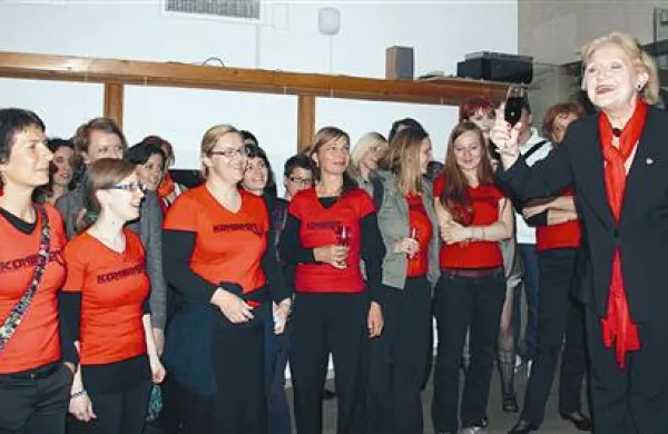 Kombinatke so  z Jerco Mrzel  nedavno nazdravile uspešnemu sodelovanju pri projektu Svetilnik hrepenenja, ki ga je pripravila prav tako kombinatka Ksenija Jus - obe bosta njihovi gostji tudi v nocojšnjih Izštekanih