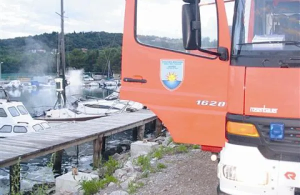 Domačin je že okoli 4.30 zjutraj gasilce obvestil o požaru