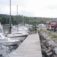  Goreče čolne so delno rešili  s peno in vodo