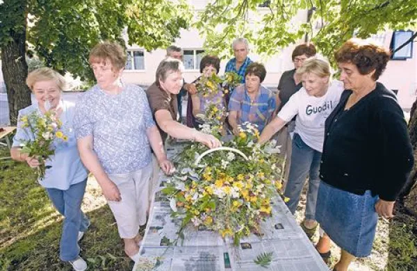 Prebivalci sežanskih Vidmašč obujajo tradicijo izdelovanja svetoivanskih šopkov