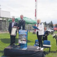 Piranski župan Tomaž Gantar (levo) je direktorju  Robertu Krajncu izročil občinsko priznanje za trud in prizadevnost pri razvoju letališča