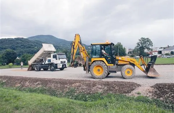V Novi Gorici obnavljajo začasni parkiri&scaron;či