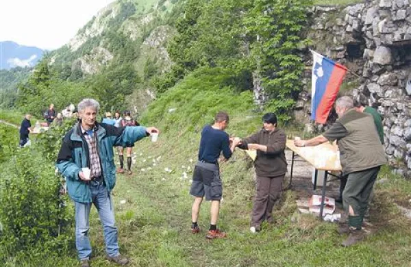 Vrh Bače, s slovensko zastavo in prekrasnim razgledom na Baško grapo in naprej (1270)