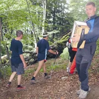 Damjan Sedej iz Tolmina je ob stezi proti vrhu Porezna spodbujal s harmoniko. Nekoč je nanjo igral ves čas hoje od Zadnjice do vrha Triglava, dobrih pet ur.