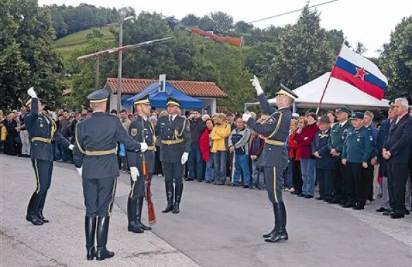 Umetelnost z orožjem gardistov Slovenske vojske je navdušila številne obiskovalce, ki so na Vrhe prišli kljub slabemu vremenu