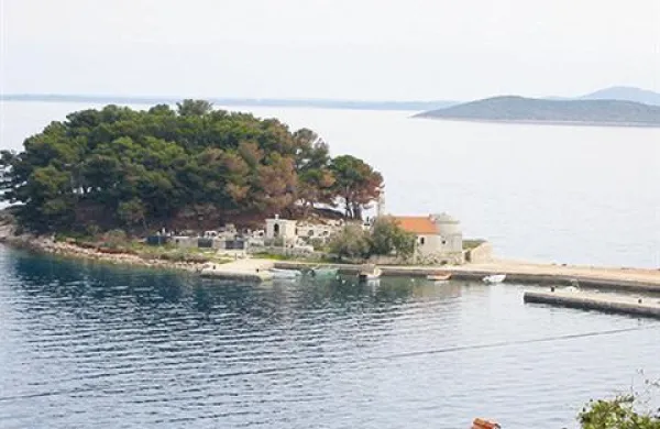 Dugi otok je bil v kameni dobi hrib, pod katerim so se raztezale rodovitne ravnine