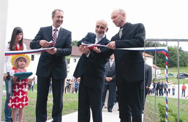 Trak so prerezali (od leve) Robert Brajdih iz Primorja Ajdovščina, župan Marjan Poljšak in ravnatelj  Rajko Ipavec