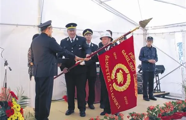 Na svečanosti v Šempetru so razvili tudi nov prapor