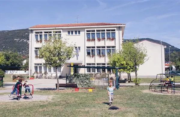 V podružnični šoli Ledine še vedno čakajo na obljubljeno telovadnico in nove prostore, a se jim izmikajo 