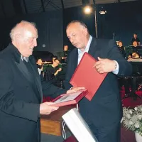 Idrijsko čipko skladatelju Mojmiru Sepetu (levo) izroča idrijski župan Bojan Sever